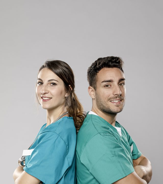 side-view-smiley-doctors-posing_1280x1920 side-view-smiley-doctors-posing_1280x1920